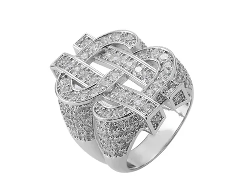 Anillo plateado ancho cubierto de piedras blancas sobre fondo blanco, recorte de la portada de un anuncio del catálogo