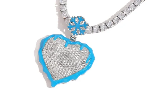 Colgante en forma de corazón azul con una cadena de piedras blancas, recorte de la portada de un anuncio del catálogo