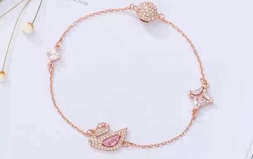 Pulsera fina de cadena rosada con un cisne de piedras, recorte de la portada de un anuncio del catálogo