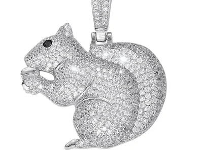 Colgante con forma de ardilla cubierto de piedras blancas, colgado de una cadena trenzada