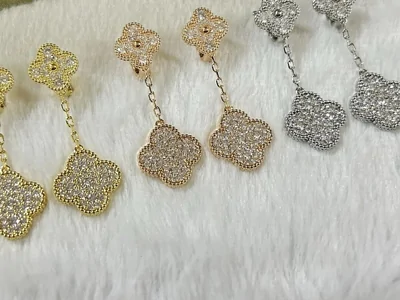 Tres pares de pendientes largos con forma de trébol, en dorado, rosado y plateado
