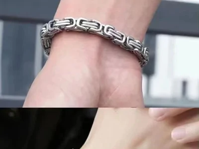 Cuatro muñecas con pulseras de cadena metálica plateada