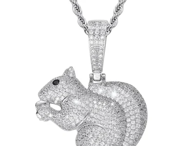 Colgante con forma de ardilla cubierto de piedras blancas, colgado de una cadena trenzada
