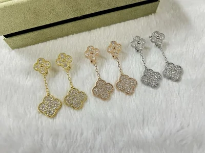 Tres pares de pendientes largos con forma de trébol, en dorado, rosado y plateado
